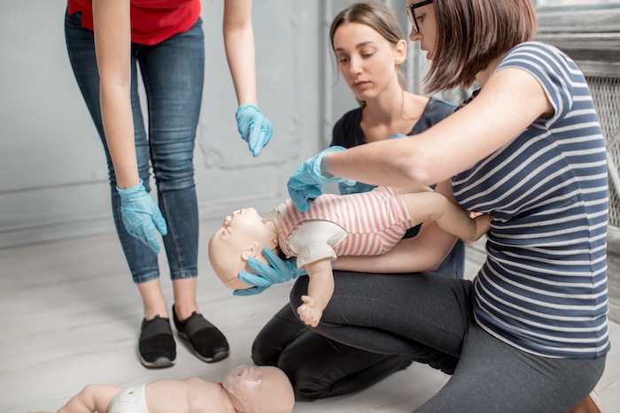 Example of CPR on children, applied to a dummy. 